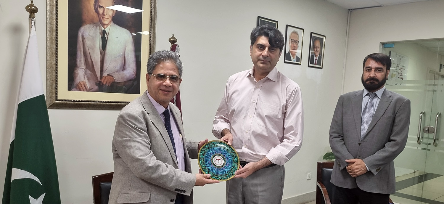 Vice Chancellor presented a Souvenir to the Coordinator to Prime Minister on Health
